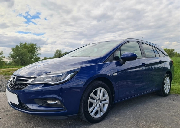 Opel Astra cena 42500 przebieg: 122000, rok produkcji 2019 z Otwock małe 466